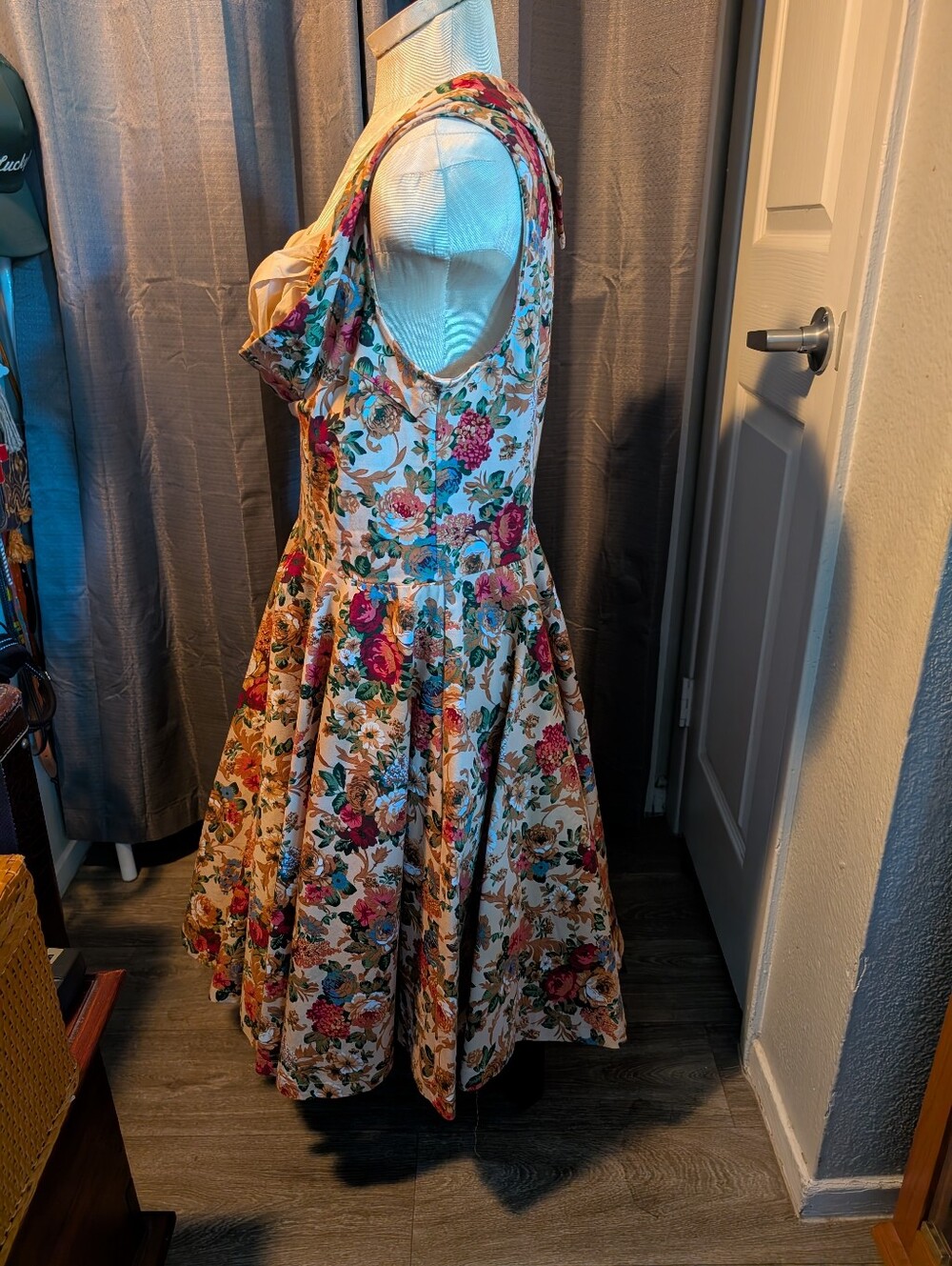 It Has Pockets! - Picture 4 of 7